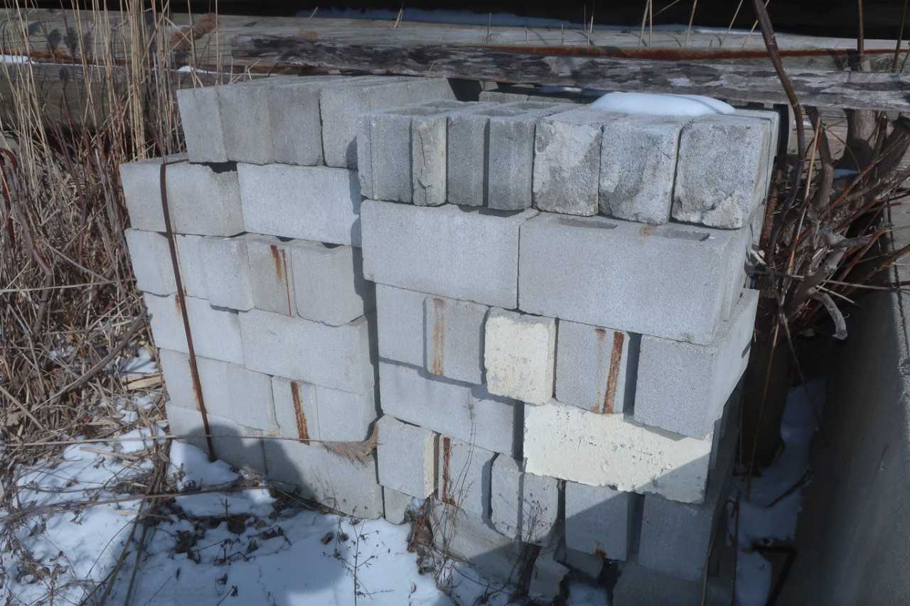 LOT OF ASSORTED CONCRETE BLOCKS - TRAILER MOUNTED EQUIPMENT