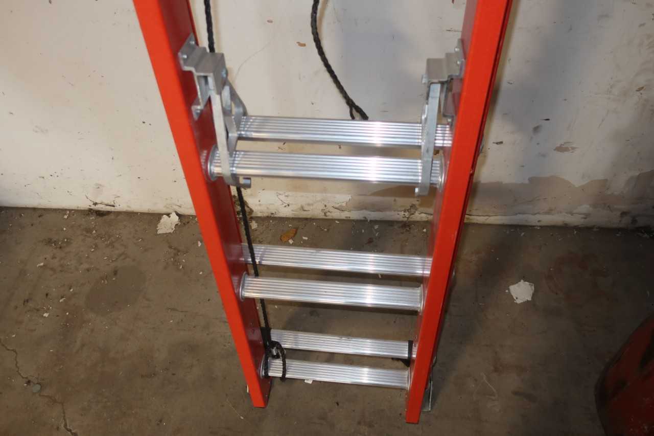 WERNER D6224-2CA 24FT FIBERGLASS D-RUNG EXTENSION LADDER - MISCELLANEOUS