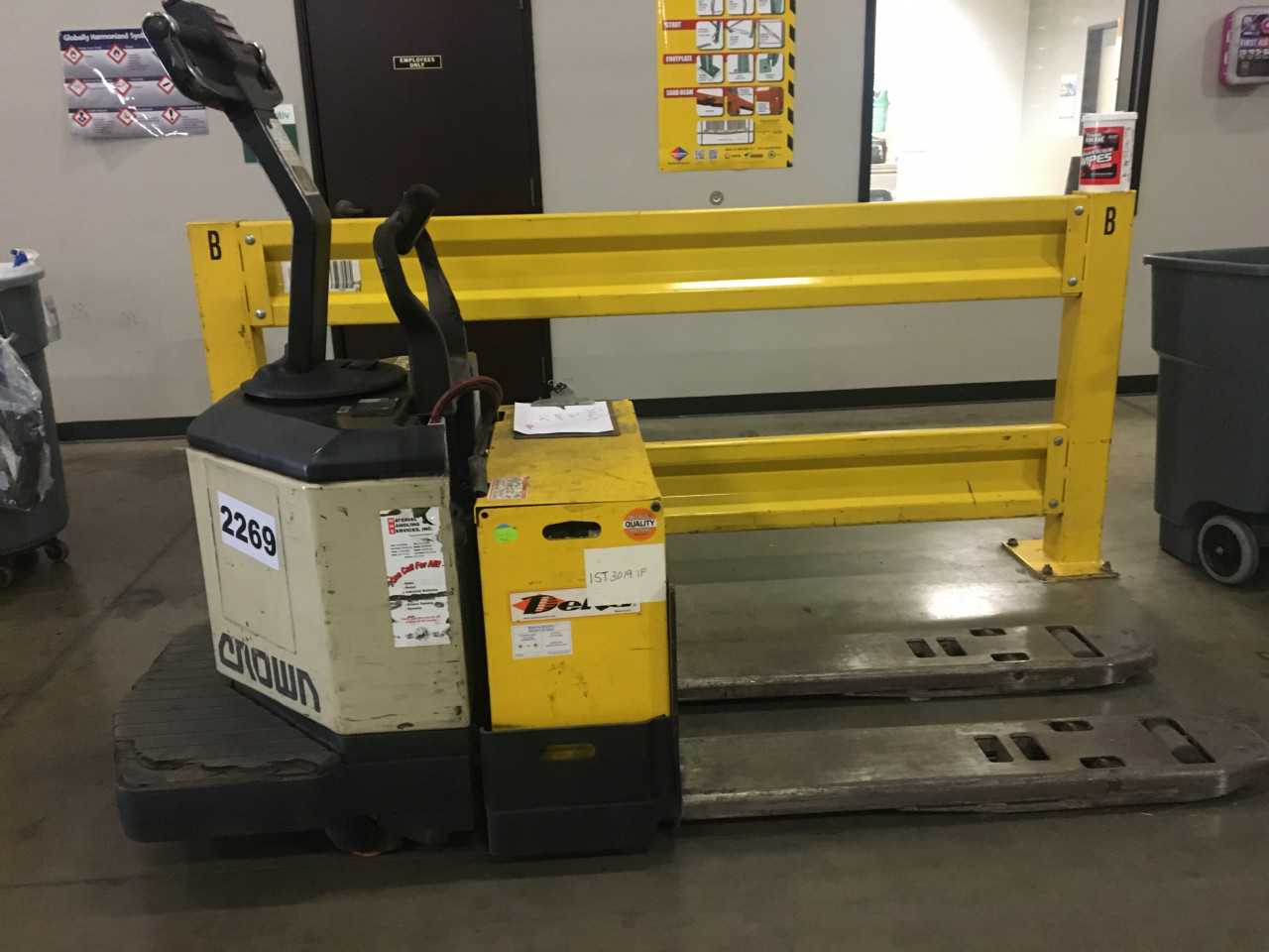 1999 Crown PE354060 rider pallet jack, New Berlin, WI - MANUAL PALLET JACKS