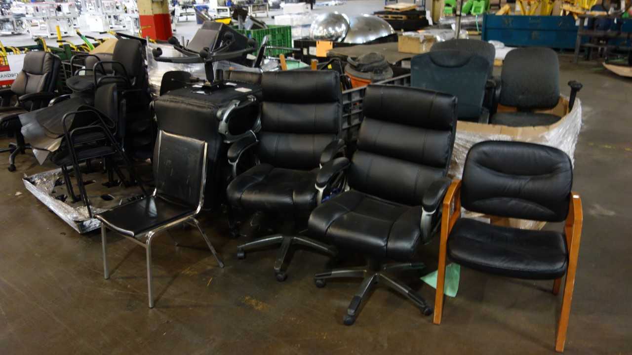 LOT OF ASSORTED OFFICE CHAIRS AND ROLLING CHAIRS (5 PALLETS AND LOOSE CHAIRS) - PLANT & FACILITY