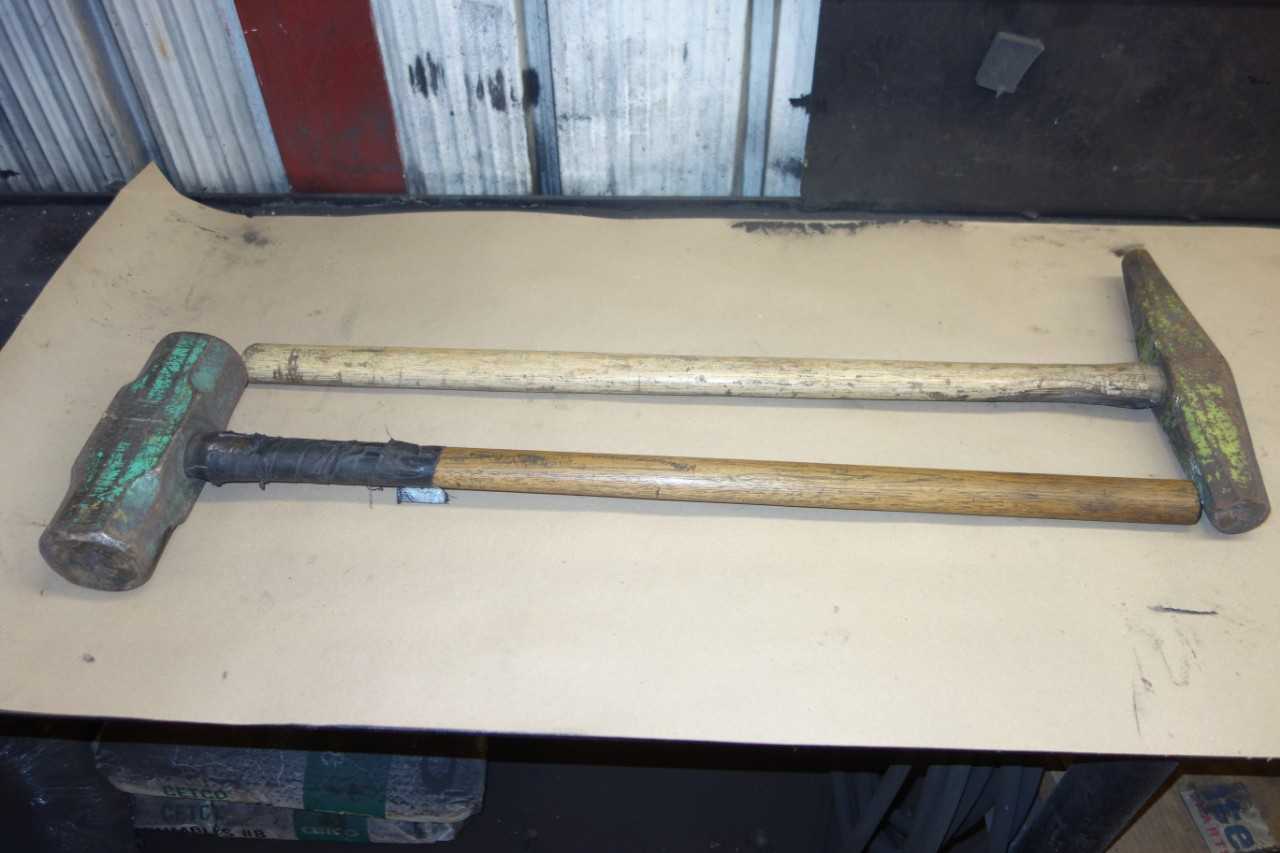 LOT OF 2 SLEDGEHAMMERS - HAND TOOLS