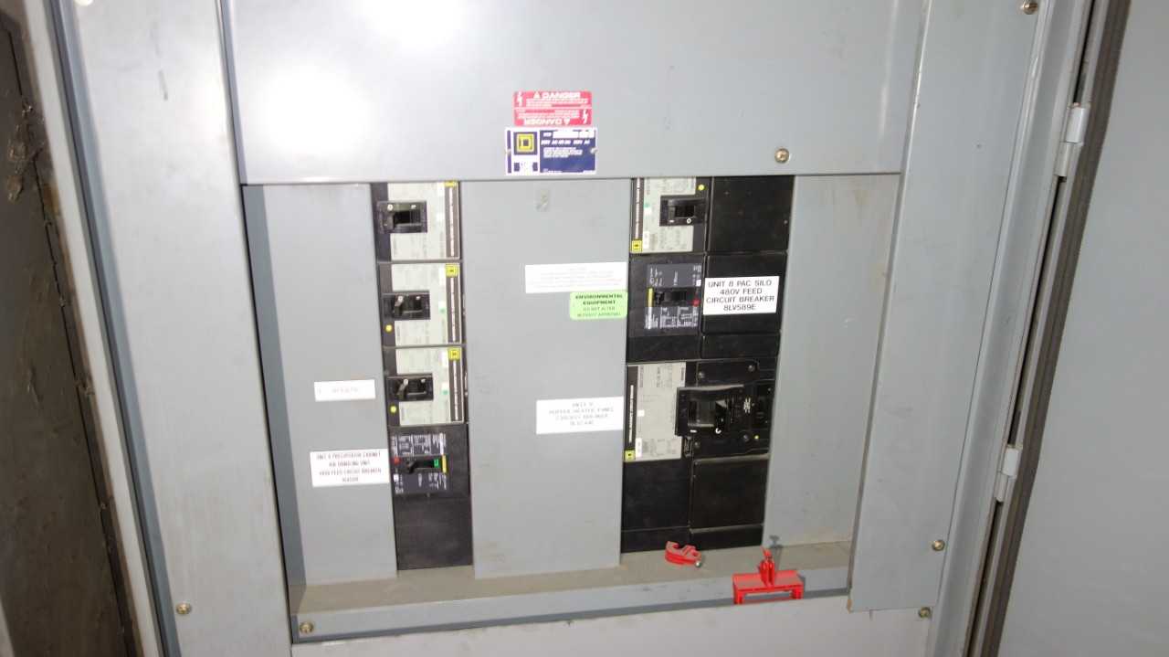 SQUARE D HCW23596 600A 600V-AC I-LINE PANELBOARD CABINET W/ 8 BREAKERS - CIRCUIT BREAKERS