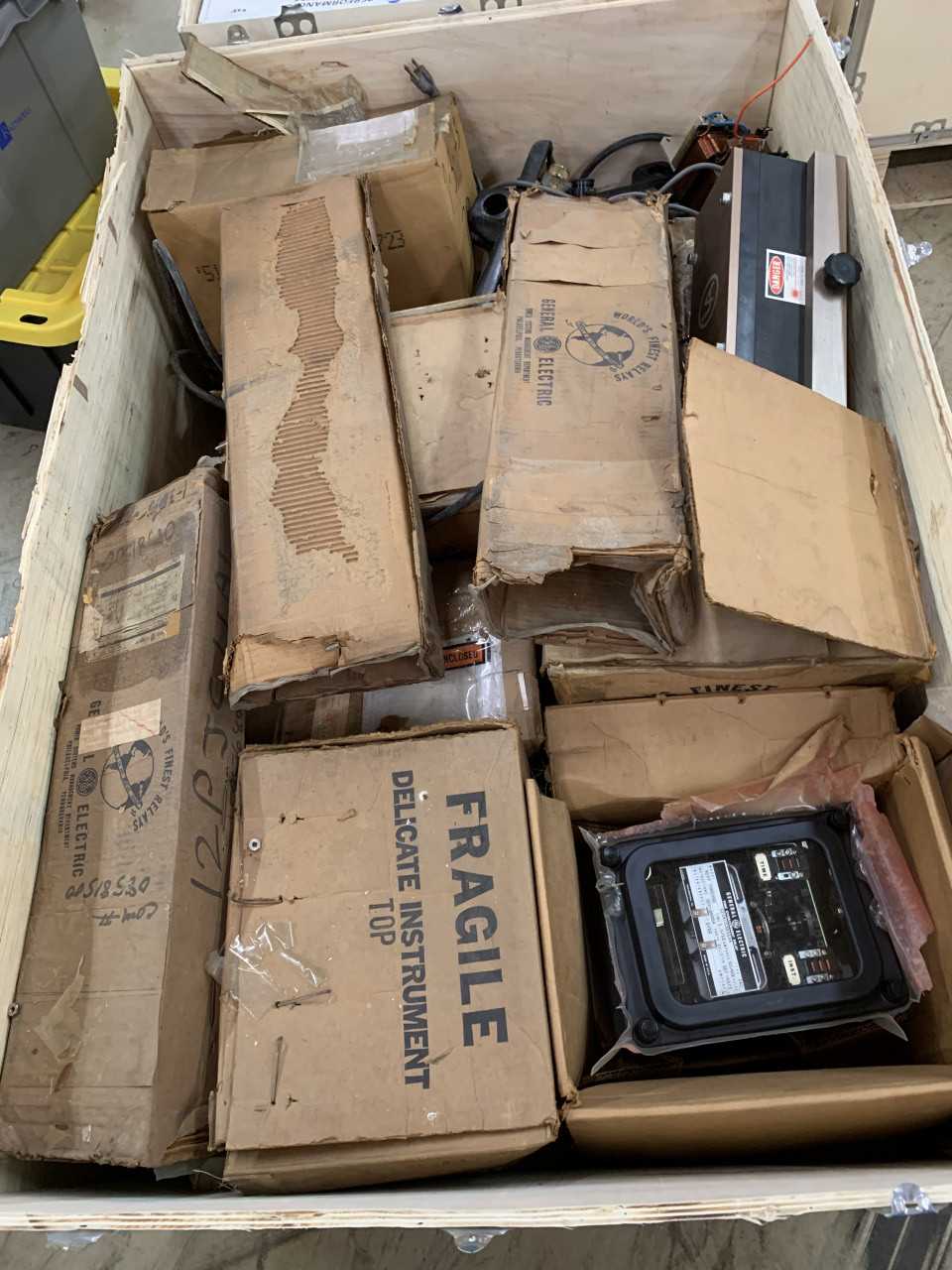 CRATE OF MISC. ELECTRICAL AUTOMATION EQUIPMENT GENERAL ELECTRIC RELAYS - ELECTRICAL COMPONENTS
