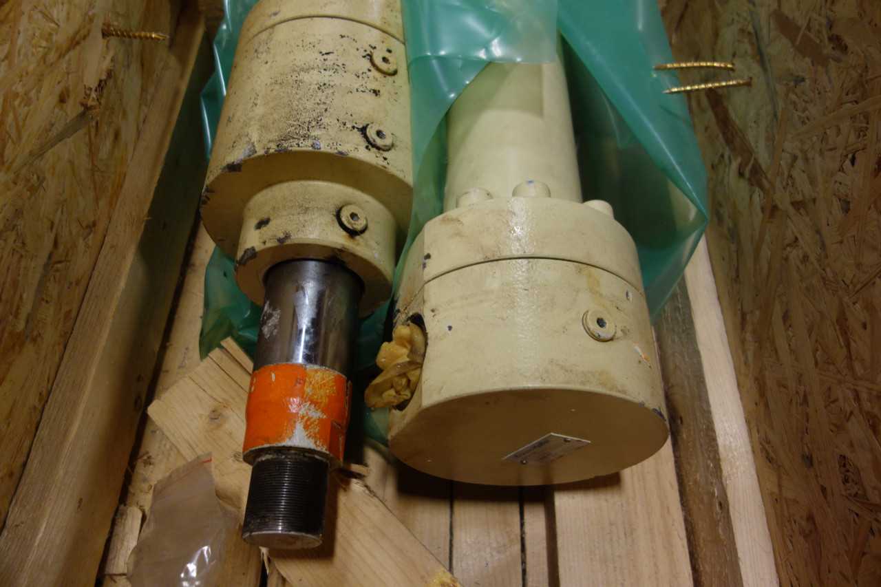 LOT OF 2 KRAUSS MAFFEI HYDRAULIC CYLINDERS - HYDRAULIC CYLINDERS