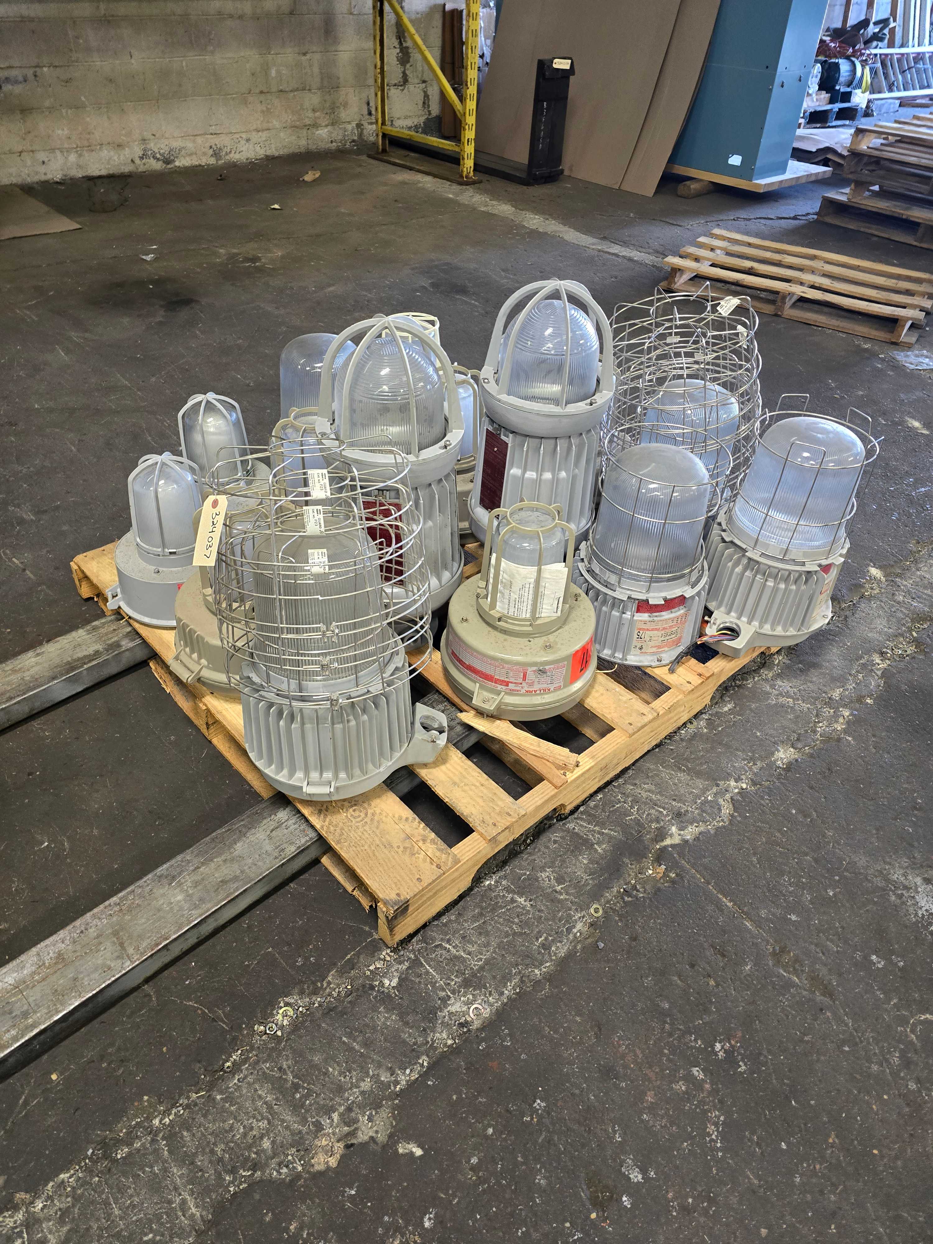 LOT OF EXPLOSION PROOF INDUSTRIAL LIGHTING - LIGHTING LOT OF EXPLOSION PROOF INDUSTRIAL LIGHTING - LIGHTING