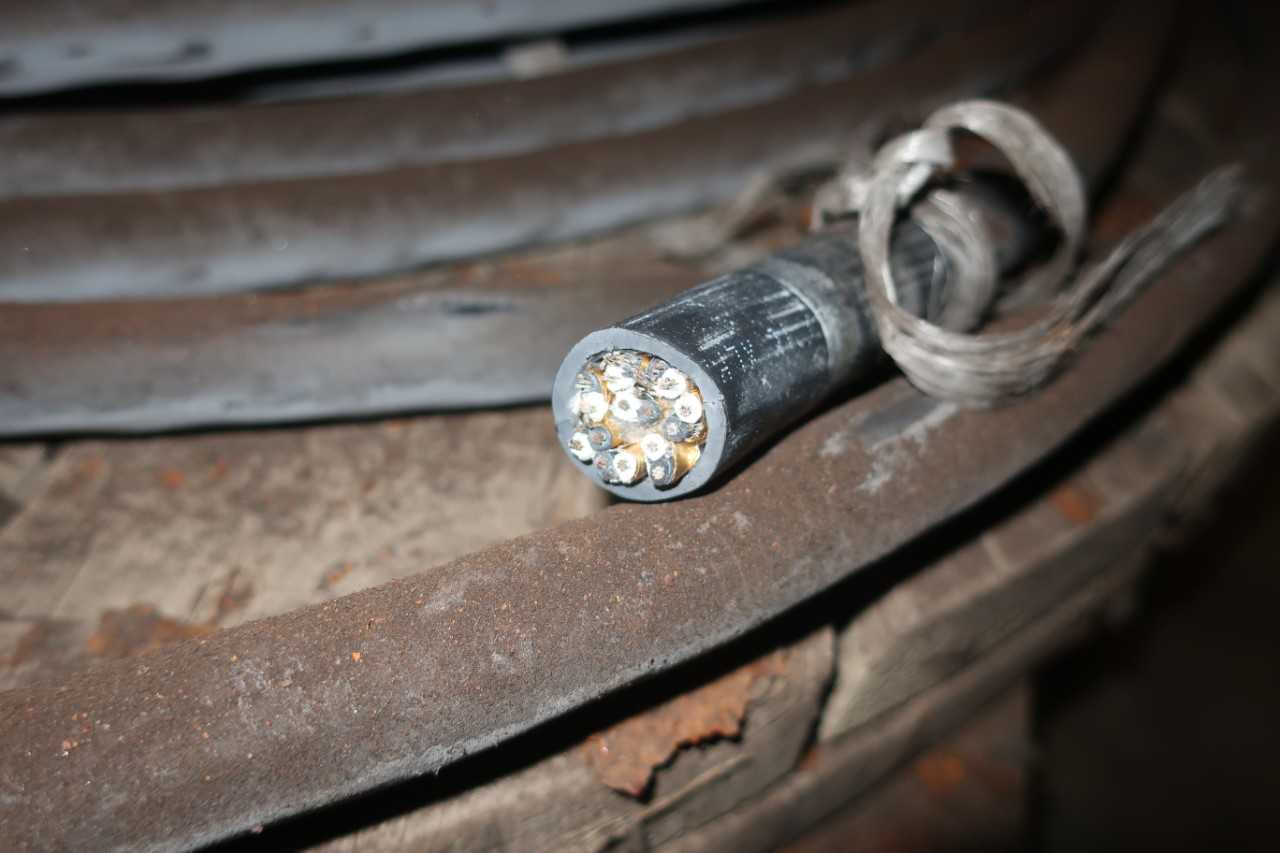 2 SPOOLS OF THERMO INSULATED CABLE WIRE - WIRE MANUFACTURING