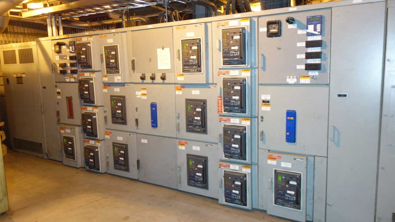 LOT OF 18 ASSORTED GENERAL ELECTRIC SWITCHGEAR BREAKER (BREAKERS ONLY)  DELAYED REMOVAL - CIRCUIT BREAKERS