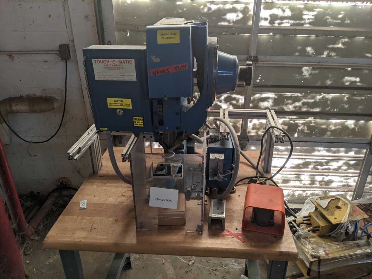 Chicago Riveter Model 450 with table - PNEUMATIC POWER TOOL Chicago Riveter Model 450 with table - PNEUMATIC POWER TOOL