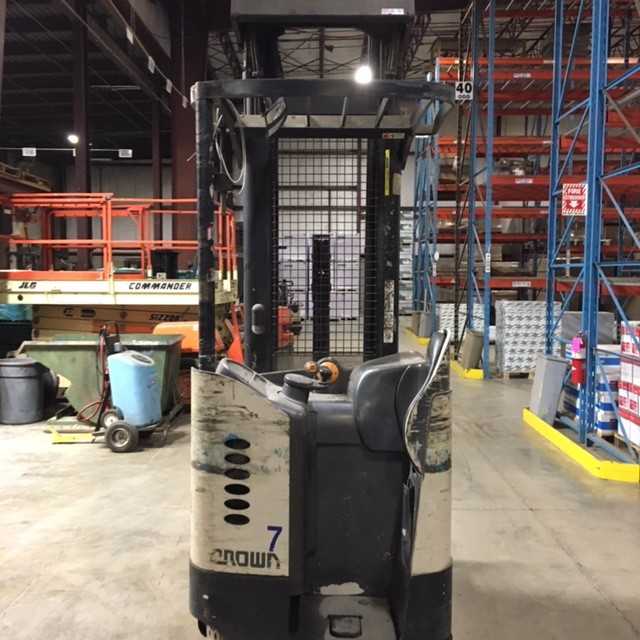 2005 Crown RD5225-30 deep reach truck, Lemoyne, PA - REACH TRUCKS