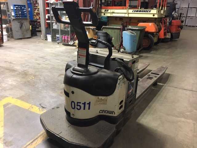 2005 Crown PE4000-80 double rider pallet jack, Lemoyne, PA - MANUAL PALLET JACKS