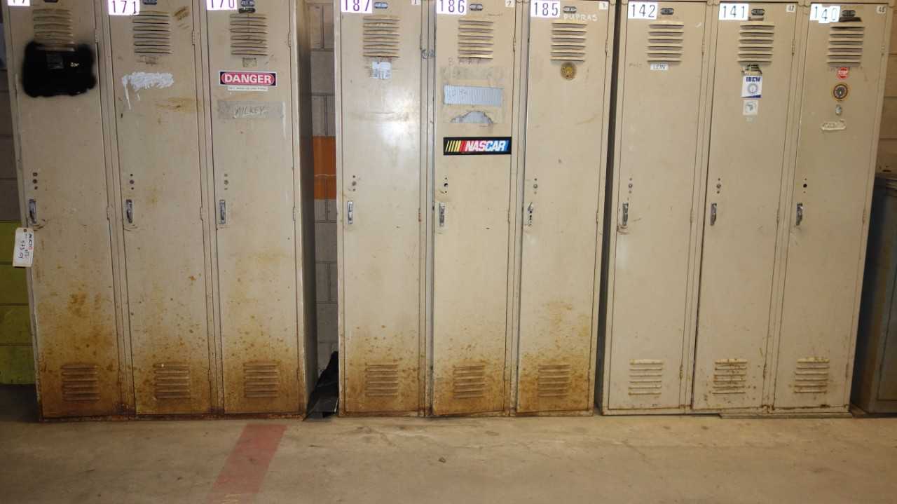 LOT OF 12 SINGLE DOOR LOCKERS WITH CONTENTS - TOOL STORAGE