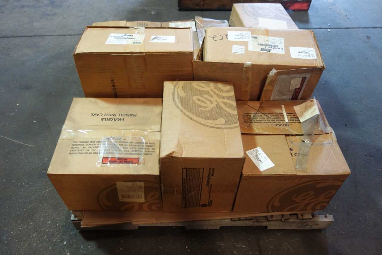LOT OF ASSORTED LIGHT FIXTURES GE H2000-R5N STONCO SLM250PMAL-8 - LIGHTING