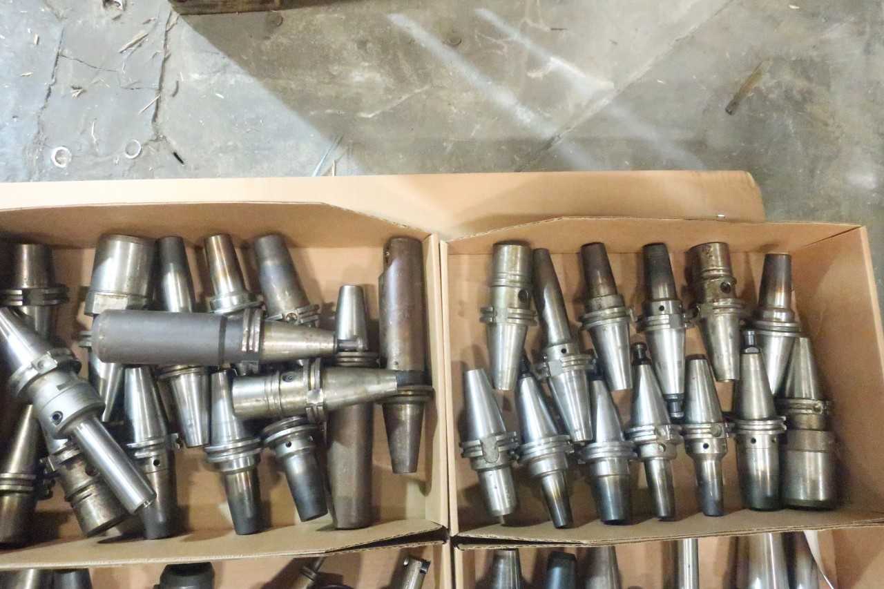 LOT OF ASSORTED CAT40 TOOL HOLDERS WITH ATTACHMENTS - ELECTRIC POWER TOOLS