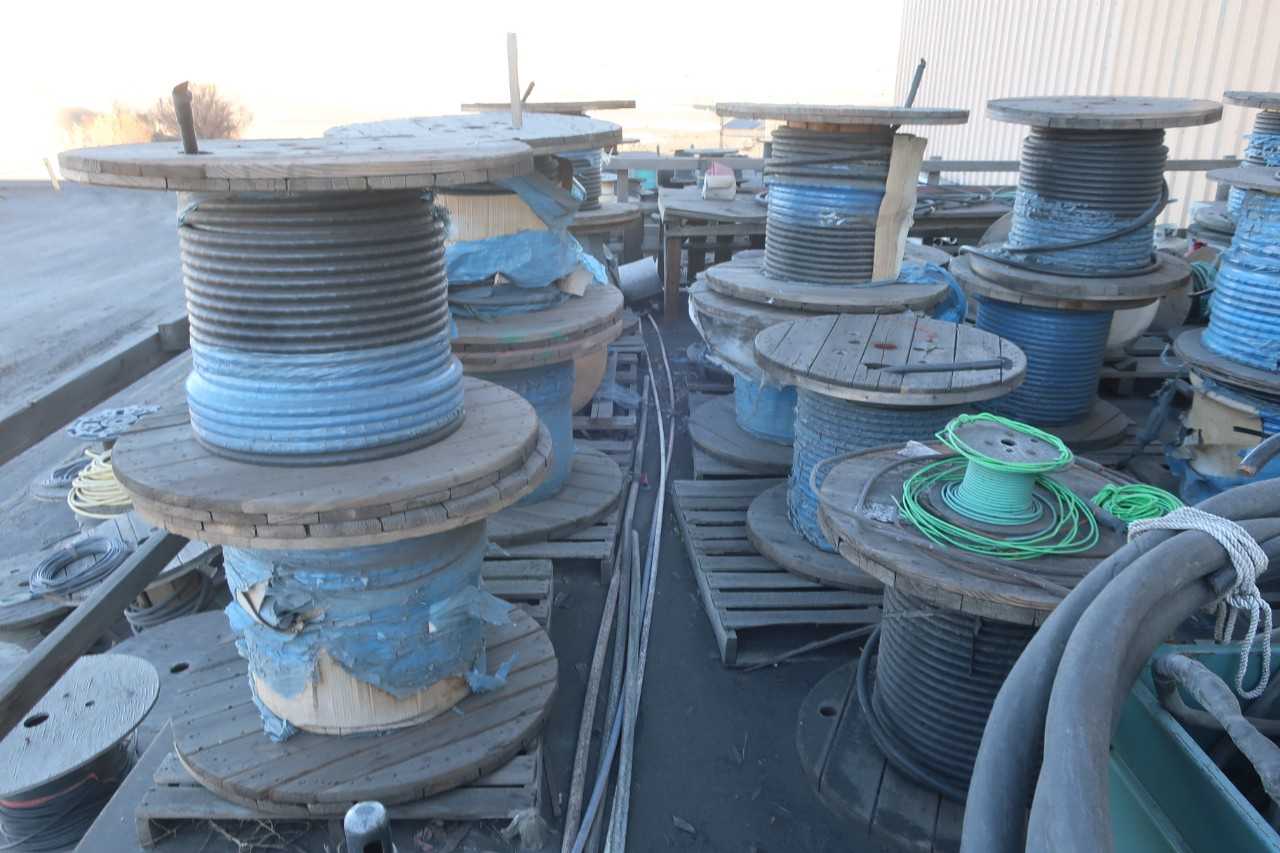 LOT OF ASSORTED SPOOLS OF WIRE (WIRE ON UPPER LEVEL) - ELECTRICAL COMPONENTS