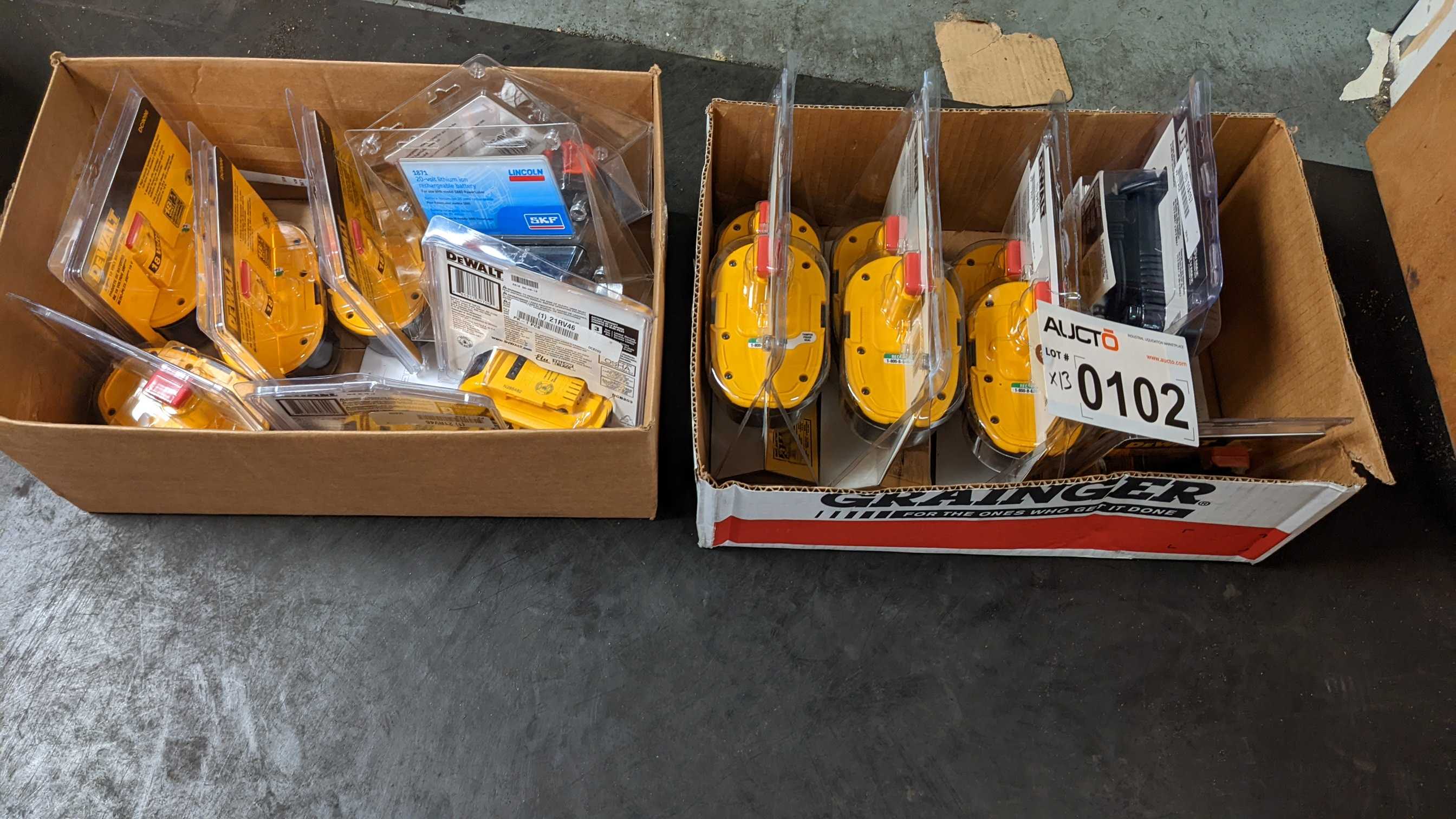 LOT OF POWER TOOL BATTERIES - ELECTRIC POWER TOOLS