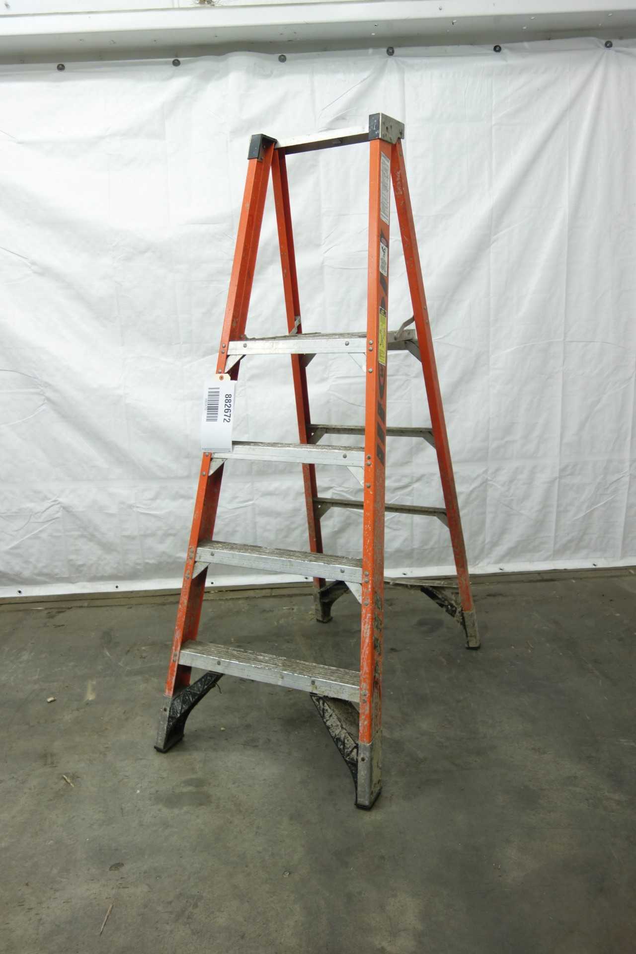 WERNER P7404 FIBERGLASS PLATFORM LADDER, 4 FEET - MATERIAL HANDLING