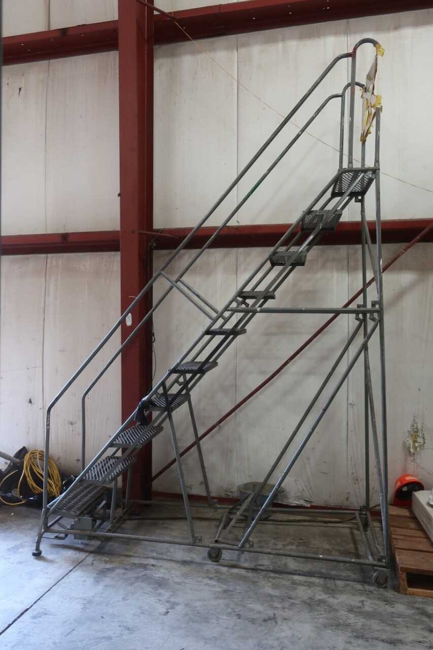 ROLLING WAREHOUSE LADDER - MATERIAL HANDLING