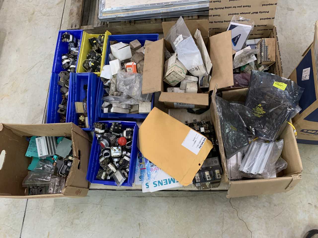 PALLET OF ELECTRICAL AUTOMATION PARTS ALLEN-BRADLEY, SIEMENS, PUSH BUTTONS ETC. - ELECTRICAL COMPONENTS