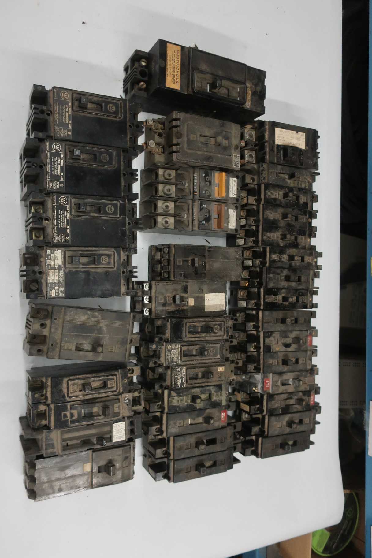 LOT OF 37 ASSORTED WESTINGHOUSE CIRCUIT BREAKERS - CIRCUIT BREAKERS