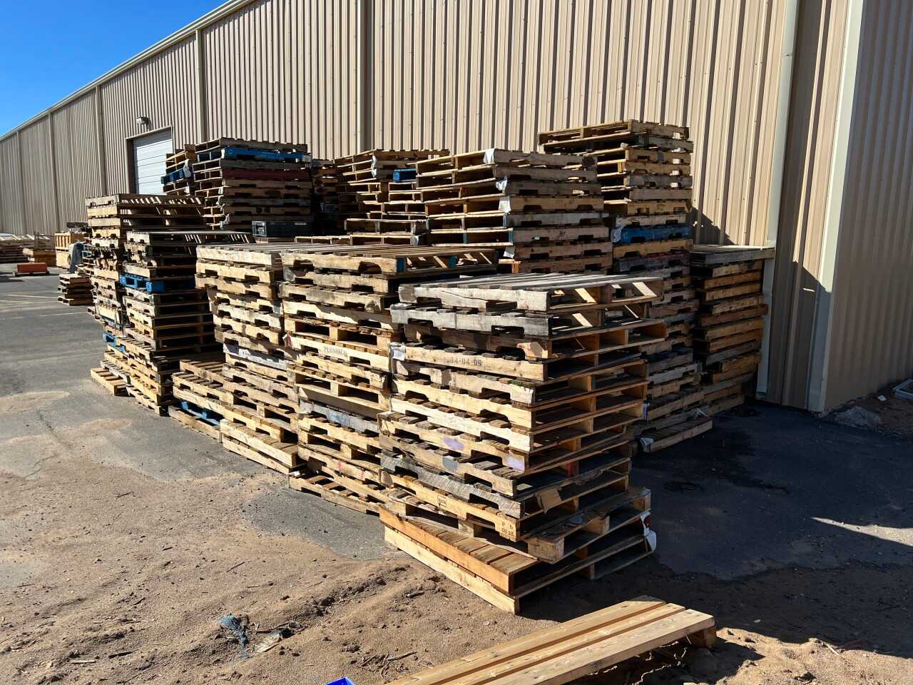 APPROX 400 ASSORTED WOOD PALLETS (NEW MEXICO) - INDUSTRIAL PARTS