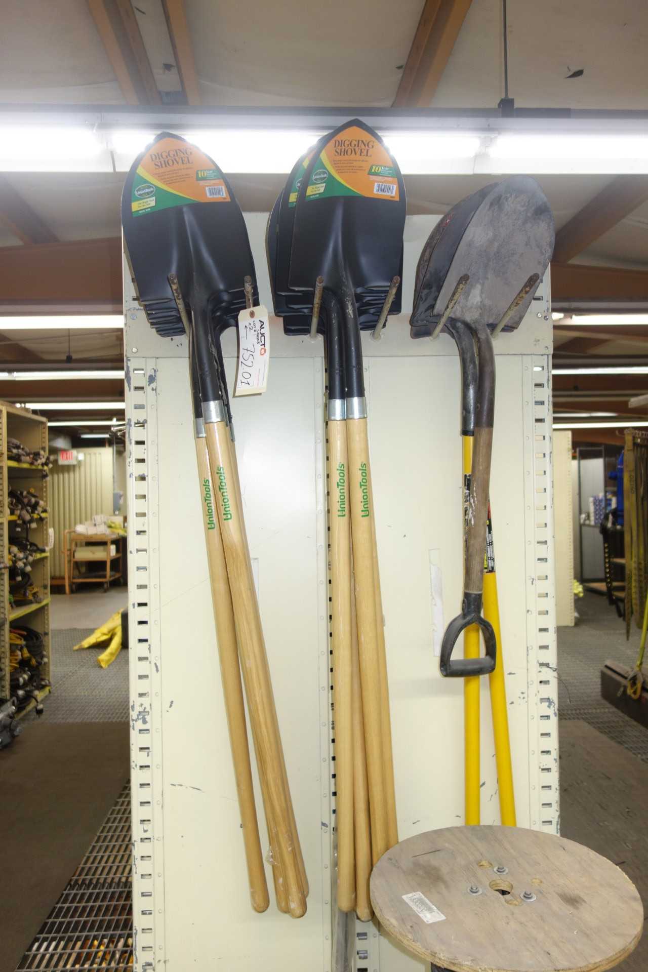 Lot of assorted shovels, hoes - HAND TOOLS