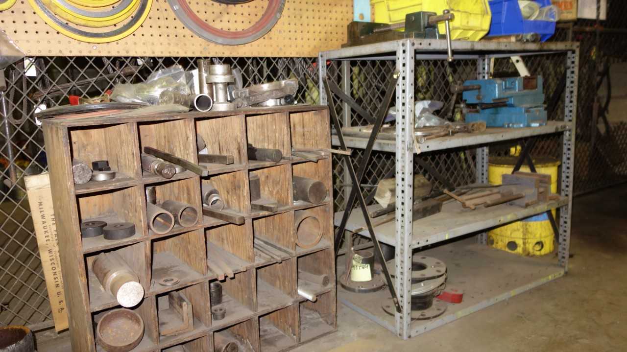 LOT OF 2 SHELVES WITH CONTENTS, ASSORTED KEY STOCK, DRILL PRESS ACCESSORIES - UPRIGHT DRILL PRESSES