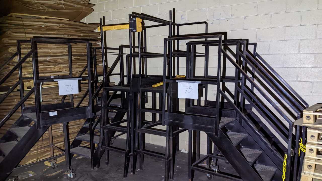 LOT OF 8 STEP PLATFORM - MATERIAL HANDLING