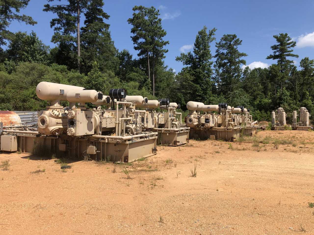 SURPLUS ARIEL JGZ/4 NATURAL GAS COMPRESSOR FRAMES/CYLINDERS - PALLET JACKS
