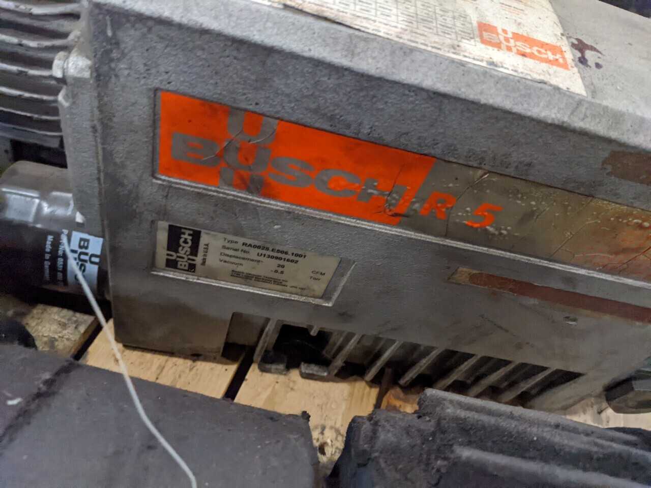 7 PALLETS OF ASSORTED BUSCH RA0025 VACUUM PUMPS, AC MOTORS, SIEMENS, LEESON (NEED REPAIRS) - ELECTRIC MOTORS