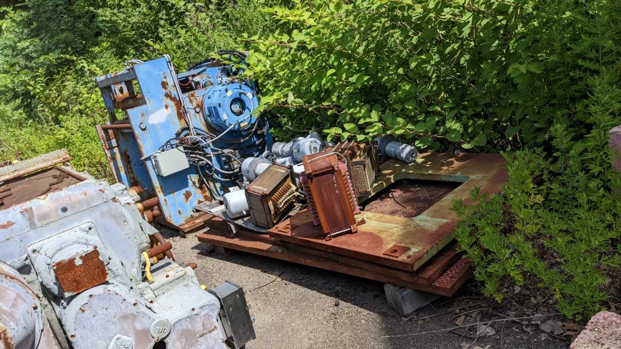 Lot of damaged machinery with transformers and large steel plates - MACHINING ACCESSORIES & TOOLING