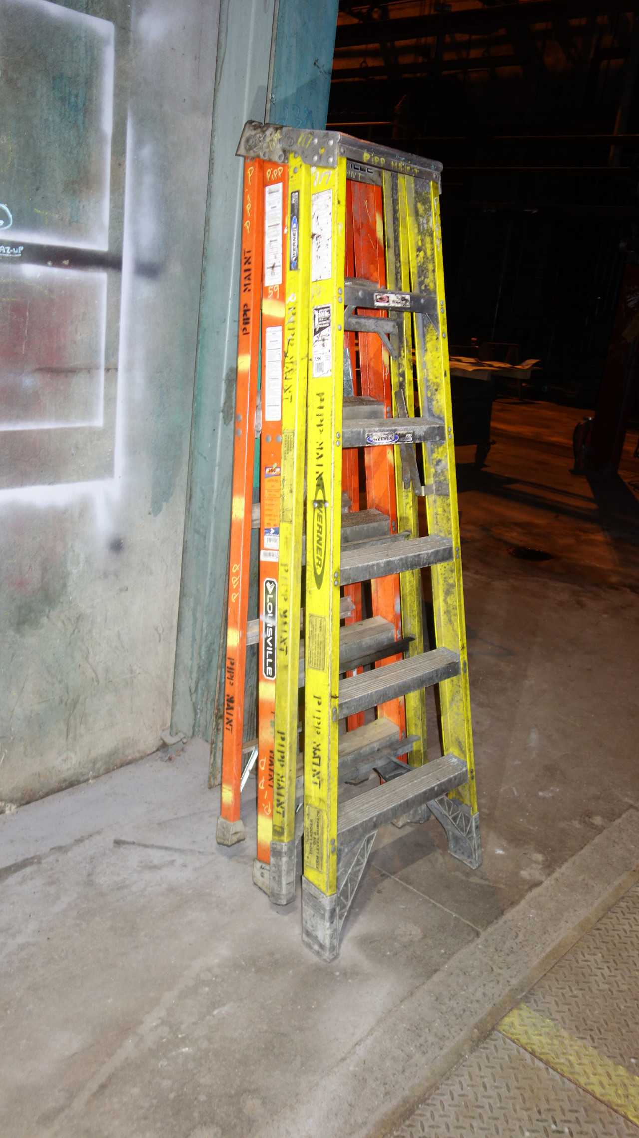 LOT OF 2 3FT 9IN LADDERS, WERNER, LOUISVILLE - MATERIAL HANDLING