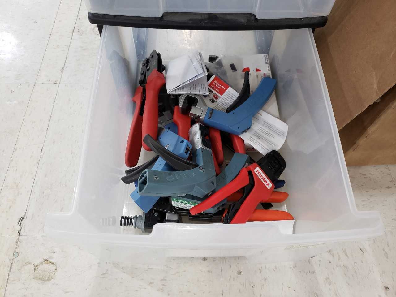Plastic organizer with contents - MISCELLANEOUS