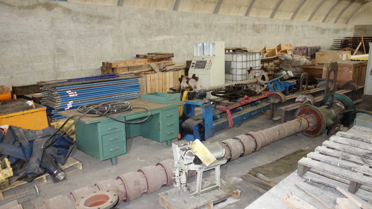 LOT OF ASSORTED STEEL REPLACEMENT PARTS, FLANGES, CHAINS, PUMPS, RACK BEAMS - VALVES