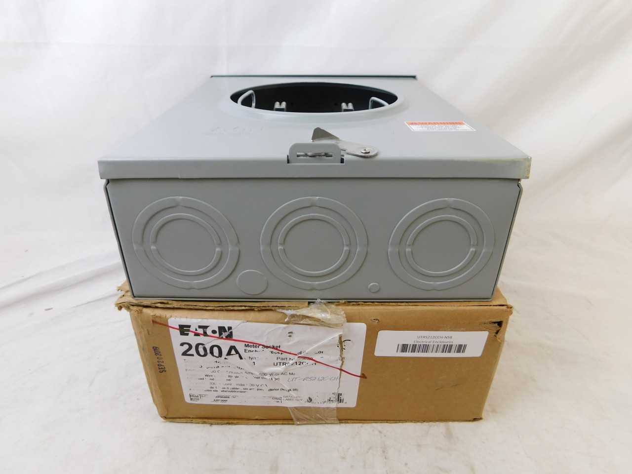 Quantity of 1 New Surplus Eaton UTRS212CCH Meter Socket Ringless 200A 120V - ELECTRICAL COMPONENTS