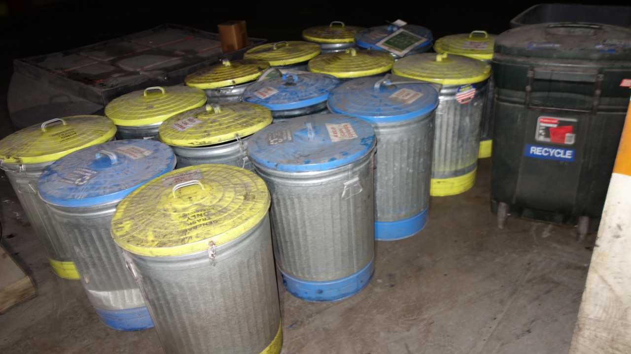 LOT OF 17 GARBAGE CANS - MISCELLANEOUS