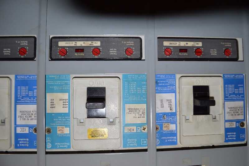 CUTLER HAMMER PRL4 STAINLESS DISTRIBUTION PANEL 600V 800A 3PH 4W WITH 6x KDC3400F BREAKERS (NOVA SCOTIA) - MISCELLANEOUS