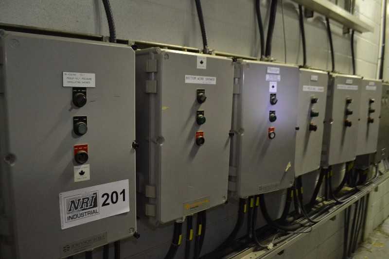 6x JOHNSON FOILS OSCILLATING SHOWER CONTROLLERS, 1x TRACON ELECTRICAL BOX WITH RELAYS (NOVA SCOTIA) - MISCELLANEOUS