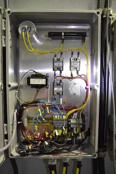 6x JOHNSON FOILS OSCILLATING SHOWER CONTROLLERS, 1x TRACON ELECTRICAL BOX WITH RELAYS (NOVA SCOTIA) - MISCELLANEOUS