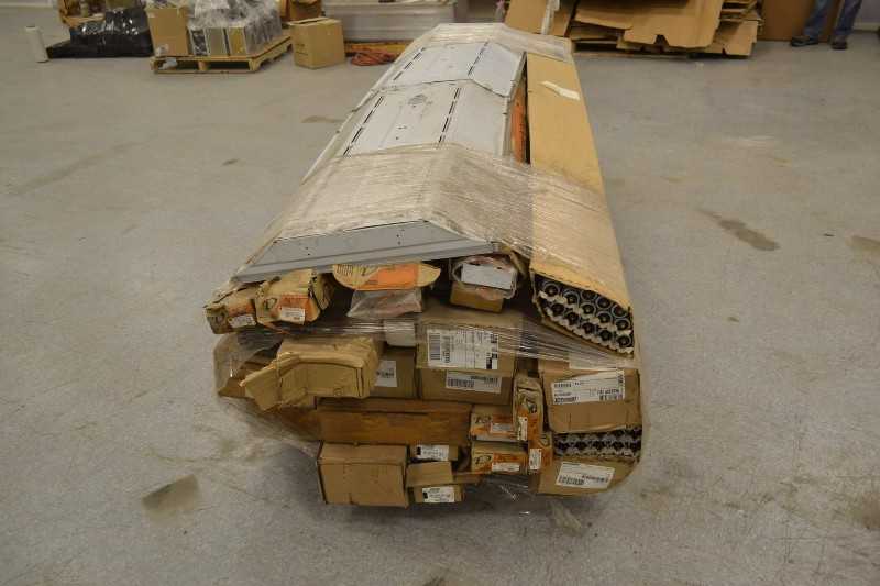 1 PALLET OF LIGHT BULBS AND LIGHT FIXTURES, DECO, SYLVANIA (OHIO) - MISCELLANEOUS