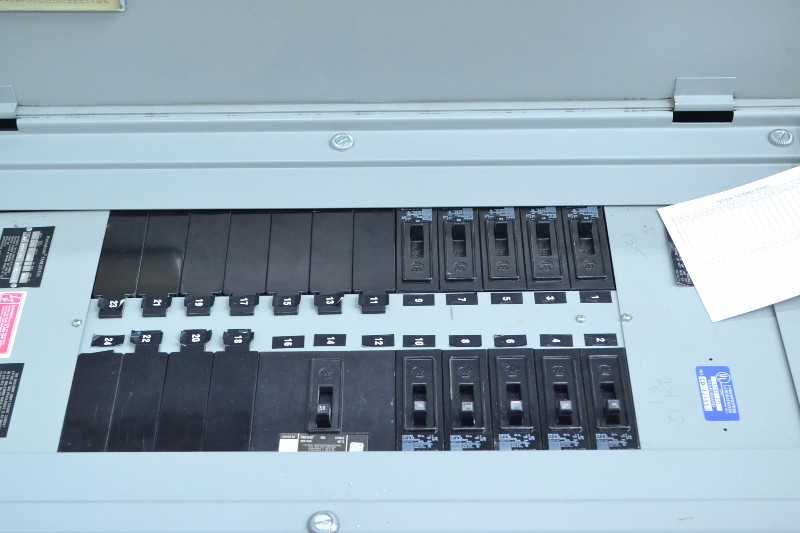 2 PALLETS OF ASSORTED ELECTRICAL BREAKER DISTRIBUTION PANELS, WESTINGHOUSE, CUTLER HAMMER, (OHIO) - MISCELLANEOUS