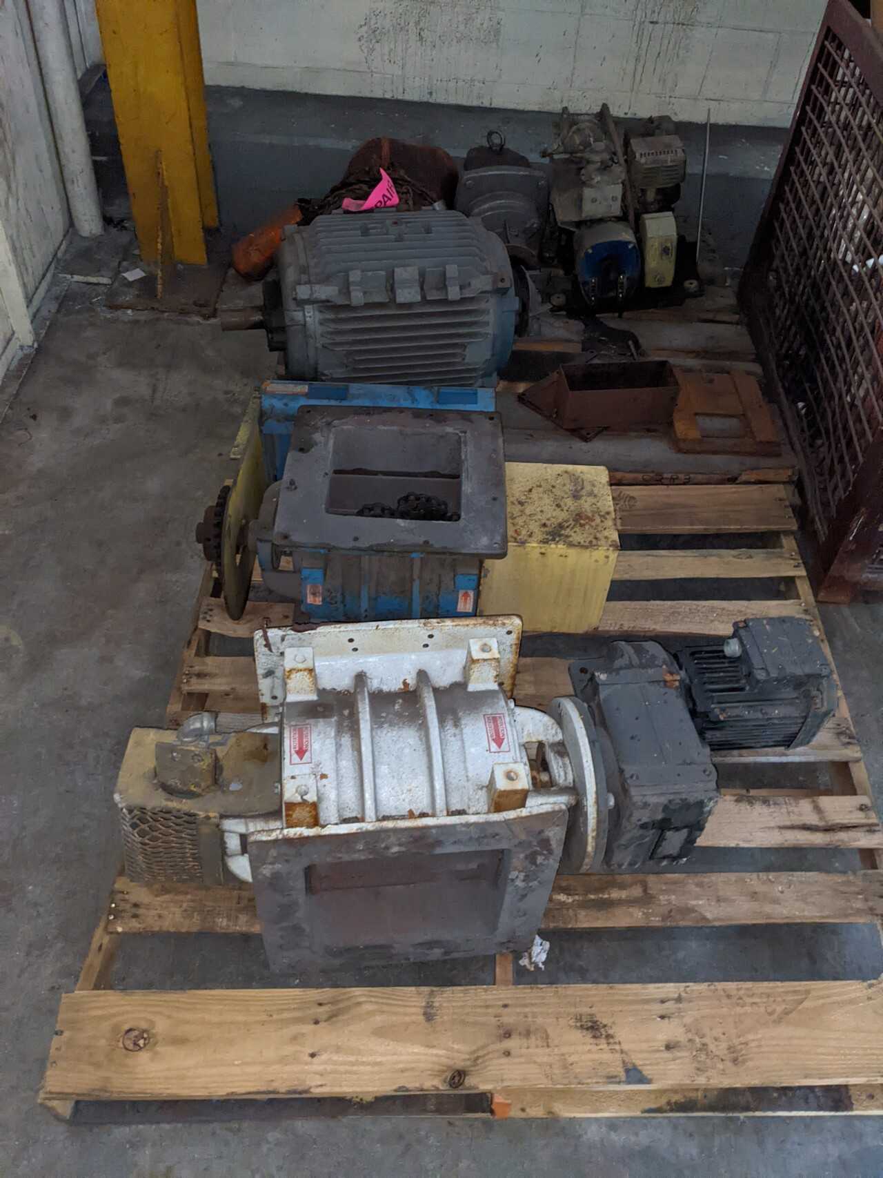3 PALLETS OF ASSORTED POWER TRANSMISSION, AC MOTORS, REDUCERS, CHAINS, BLOWERS, SIEMENS, NORD (NEEDS REPAIR) - POWER TRANSMISSION