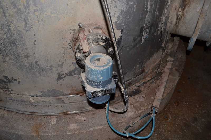 M&M STAINLESS PRIMARY SCREENS TANK WITH FOXBORO 827DF LIQUID LEVEL TRANSMITTER - MISCELLANEOUS