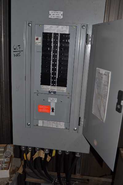 CUTLER HAMMER PANELBOARD 100A 120V/208Y 3PH 4W - MISCELLANEOUS