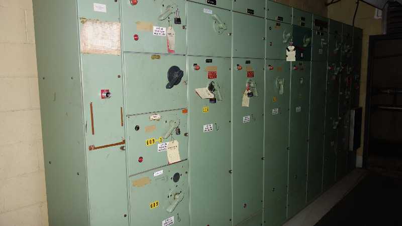 CUTLER HAMMER MOTOR CONTROL CENTER 600V-AC - 9 VERTICALS SECTIONS, 19 BUCKETS - MISCELLANEOUS
