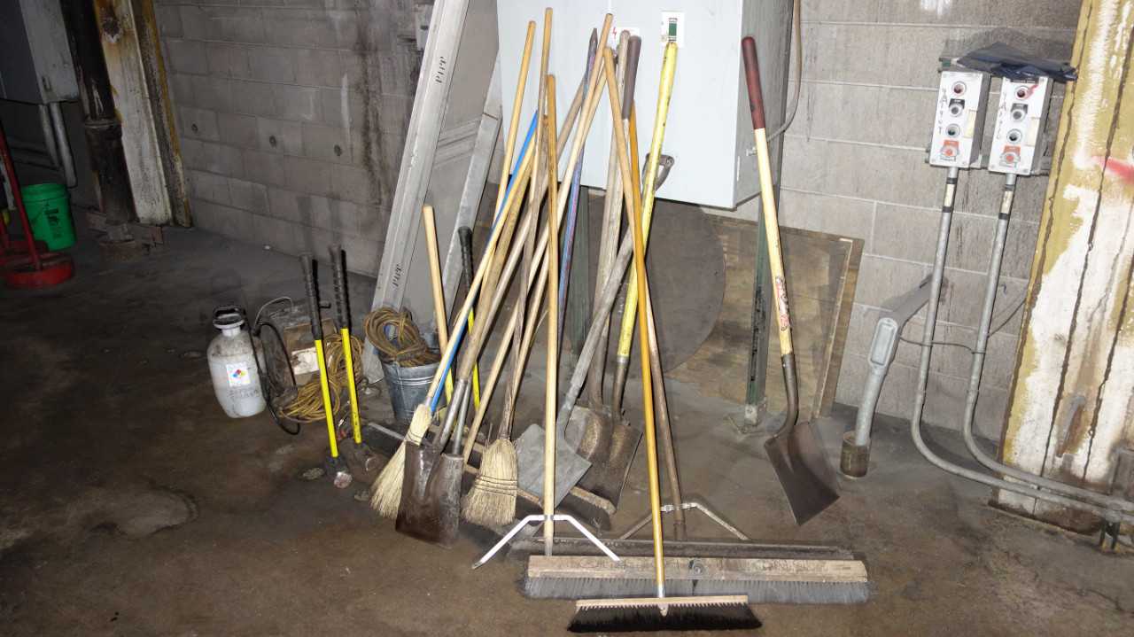LOT OF ASSORTED BROOMS, SLEDGE HAMMERS, SHOVELS - HAND TOOLS