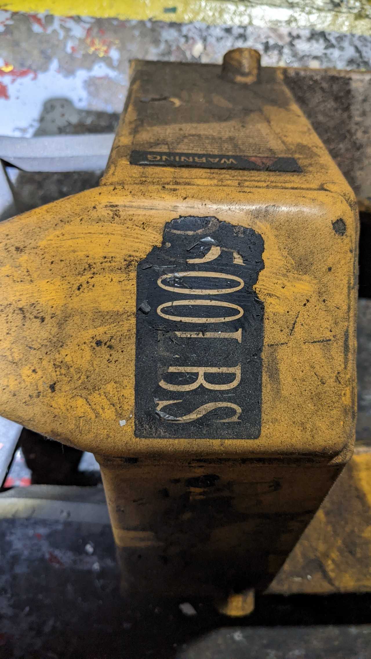 500 lbs manual pallet truck - FORKLIFTS