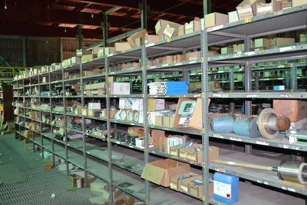 CONTENTS OF SHELVING -FOXBORO E17DEM-ISM41A4 TRANSMITTER, FOXBORO CONTROLLER, PRESSURE GAUGES - MISCELLANEOUS