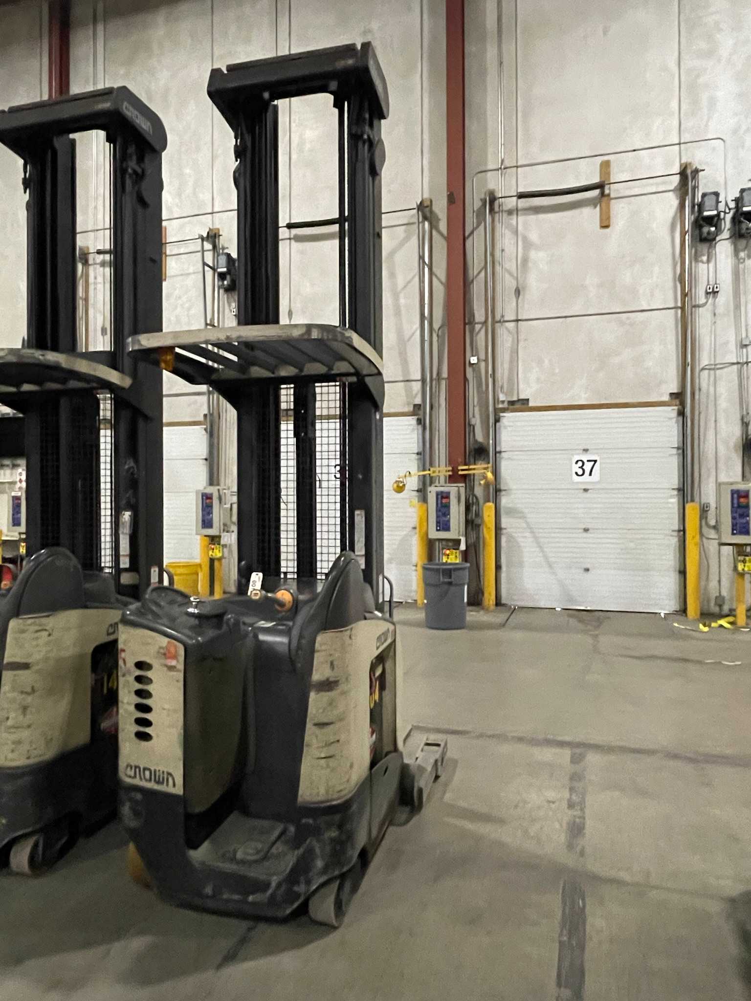 CROWN RR 5000 SERIES REACH TRUCK - REACH TRUCKS