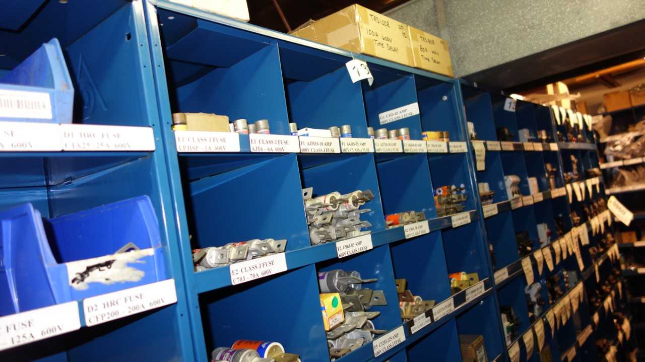 LOT OF ASSORTED FUSES - FUSES