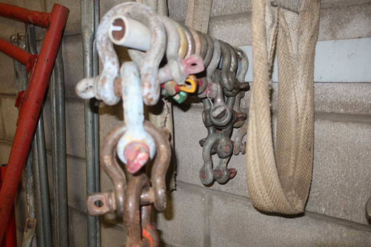 LOT OF ASSORTED CLEVISES - LIFTING EQUIPMENT